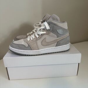 Women's Size 7.5 Nike Air Jordan 1 Mid SE Particle Grey Suede DO7139-002